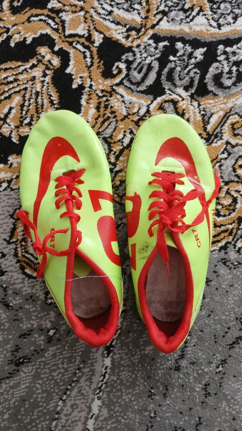 کفش فوتسال (سالن)|کیف، کفش، کمربند|نی‌ریز, |دیوار