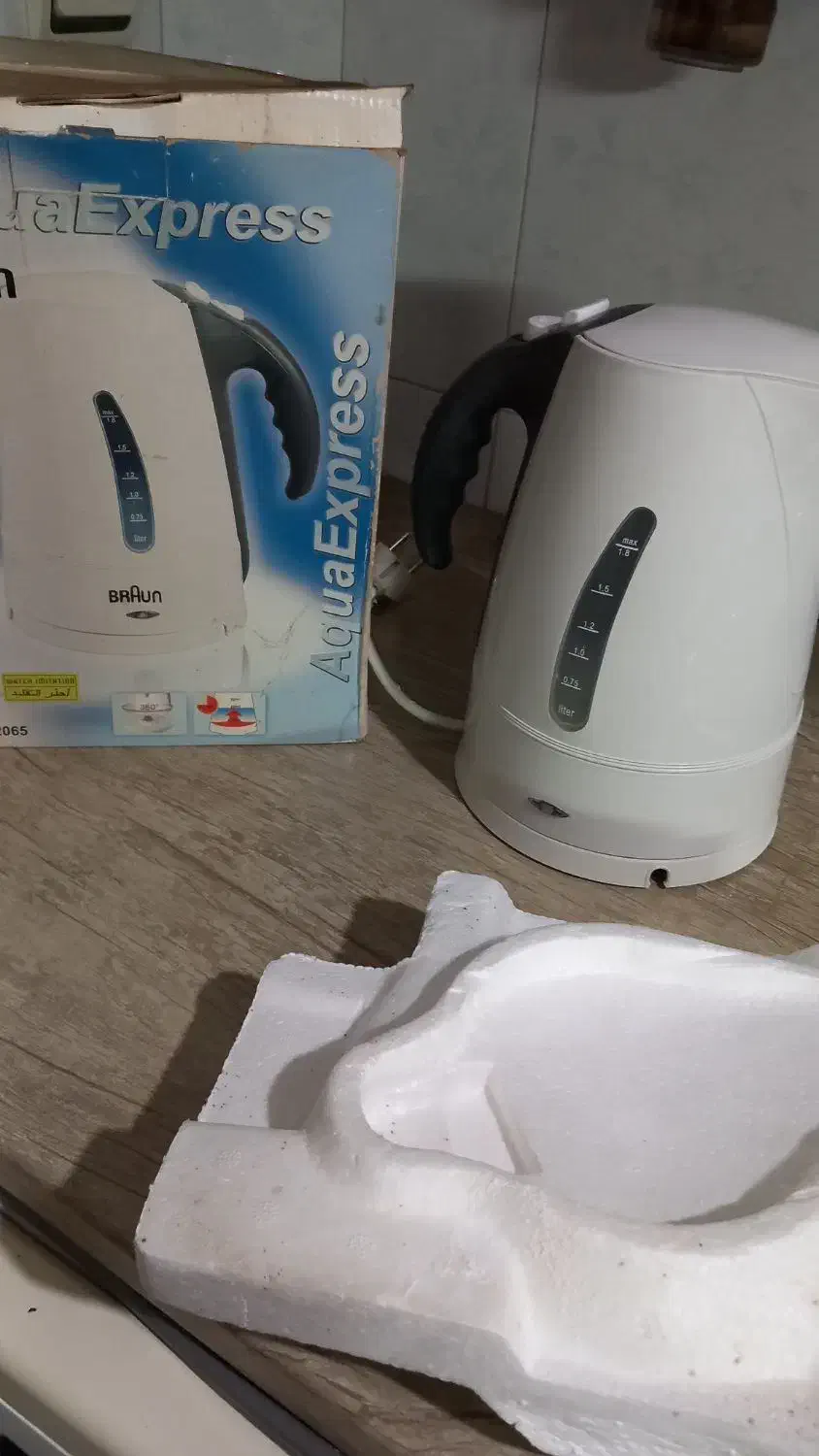 کتری برقی براون  قدیمی کاملا نو با جعبه|سماور، چای‌ساز، قهوه‌ساز|لاهیجان, انقلاب|دیوار