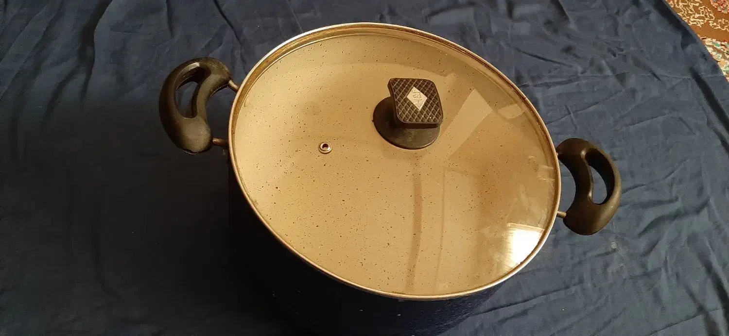 قابلمه بزرگ تفلن.   ودولنگه. پرده.|ظروف پخت‌وپز|قشم, |دیوار