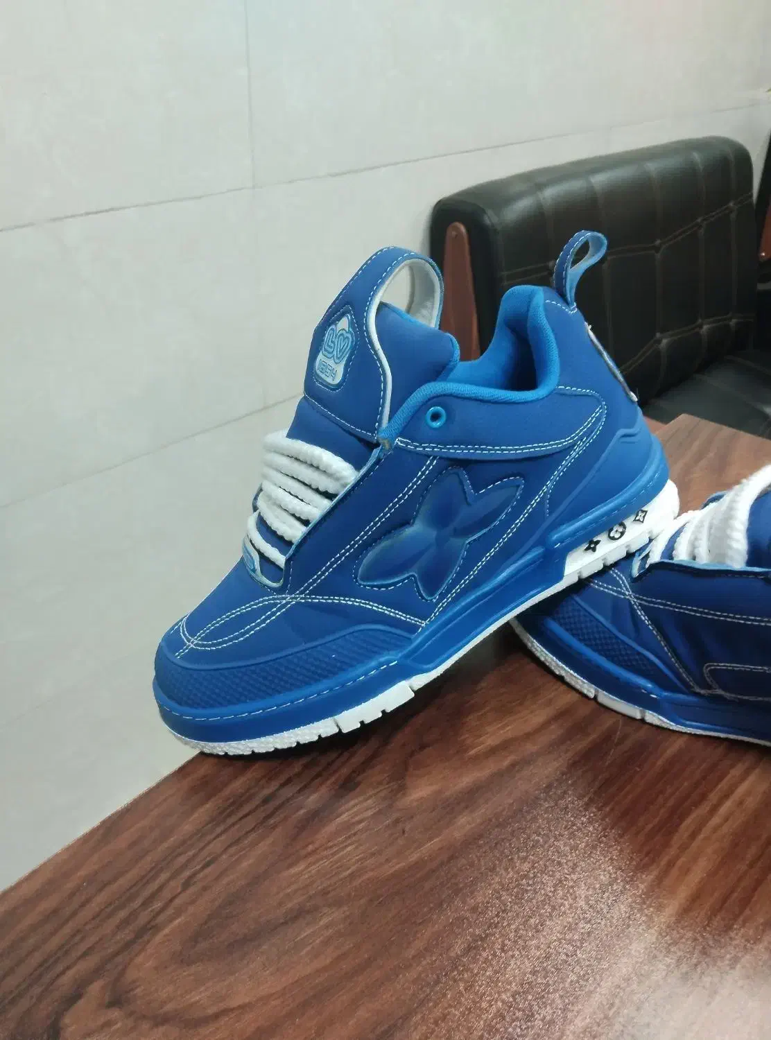 کتونی|کیف، کفش، کمربند|پیشوا, |دیوار