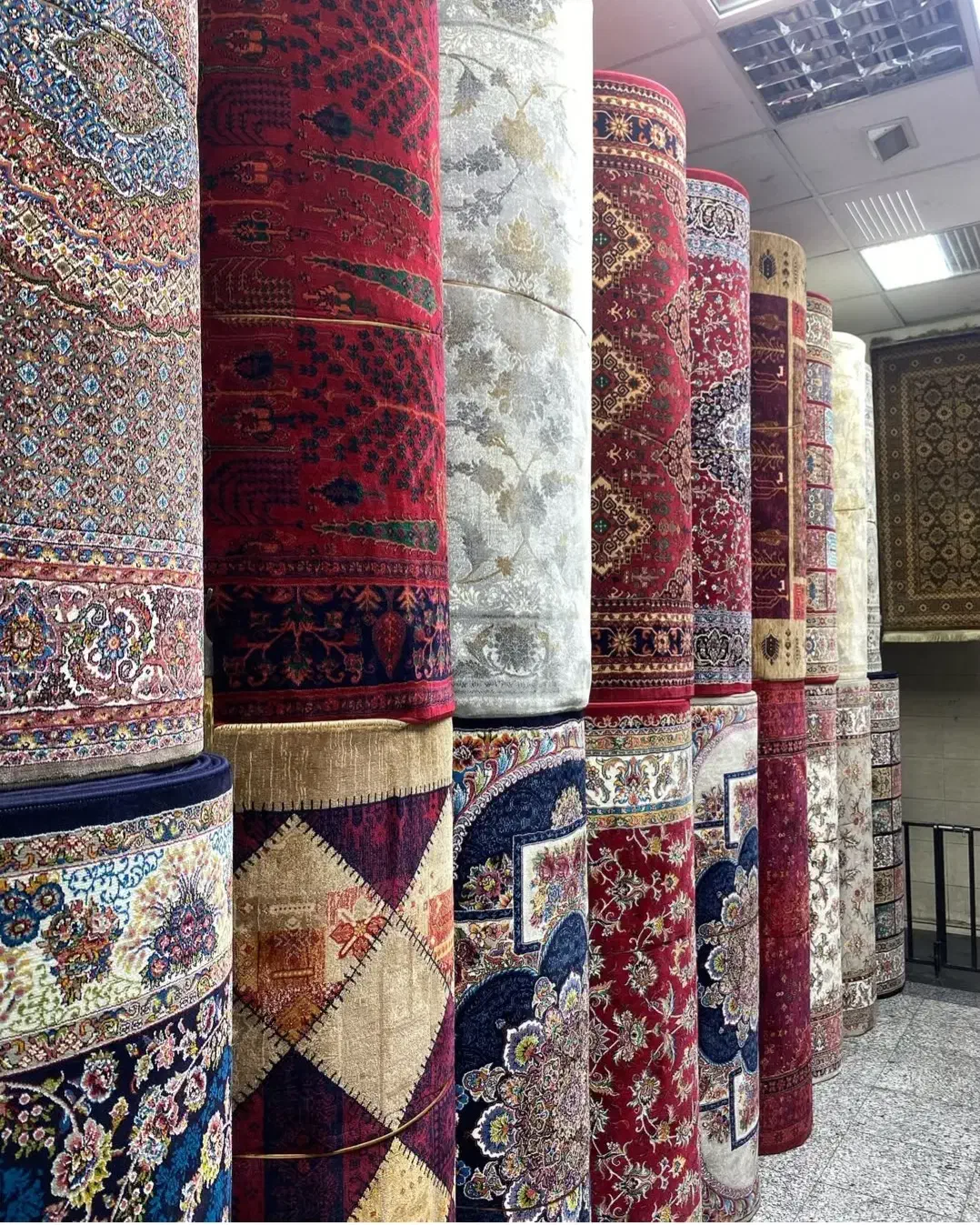 کناره فرش افشان فروشگاه تندیس ۳۰۳۰|فرش|قم, شاه ابراهیم|دیوار