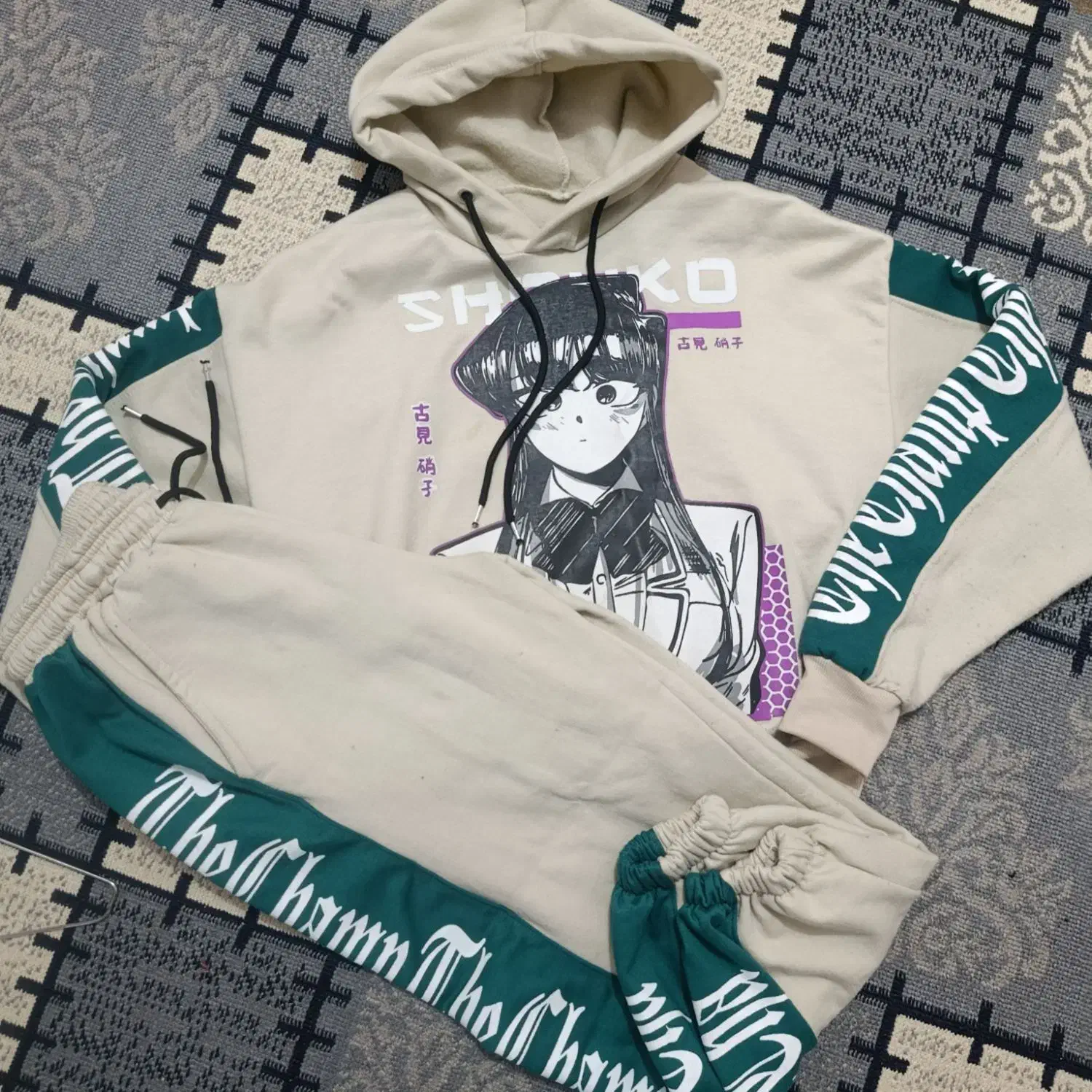 تعدادی لباس و هودی فری سایز به فروش میرسد|لباس|هشتگرد, شهرک راه آهن|دیوار