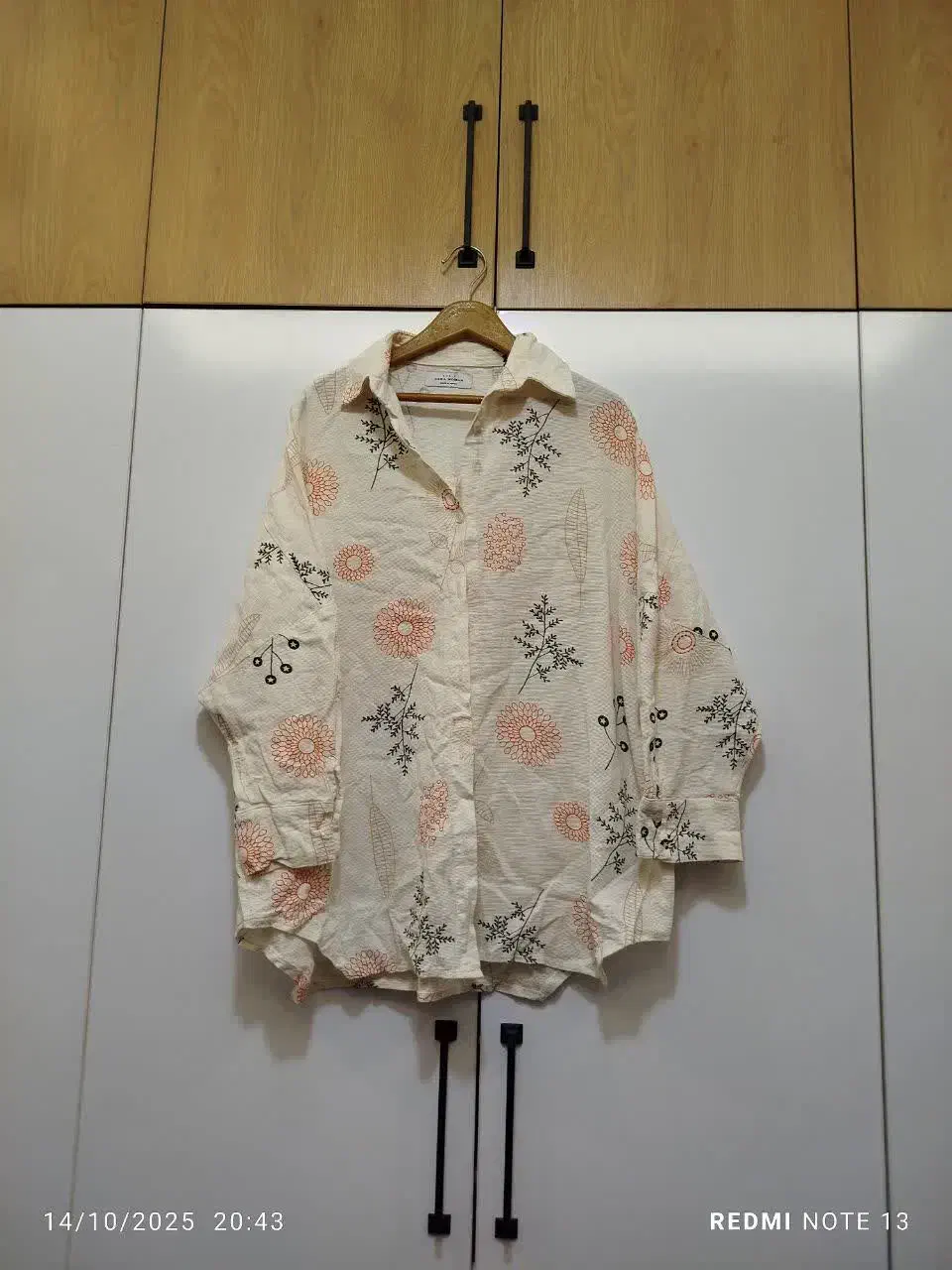 در حد نو و سالم|لباس|رشت, پستک|دیوار