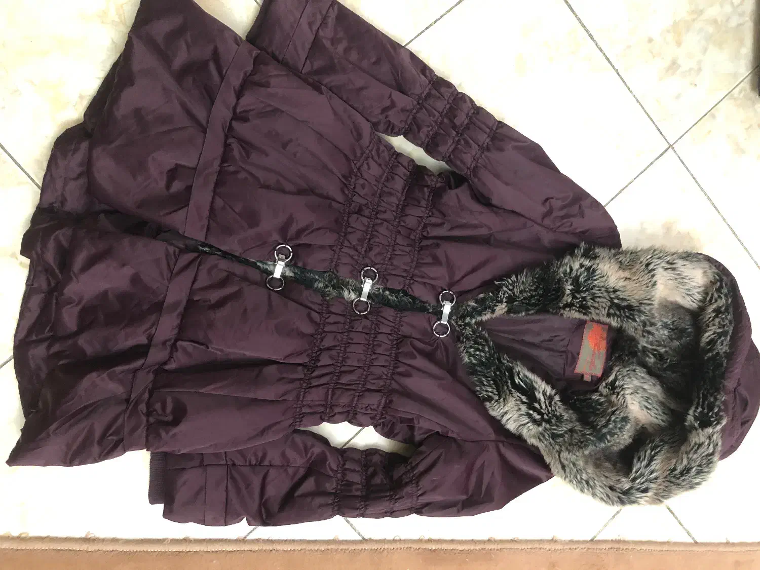 بارونی پالتو وکت|لباس|اندیشه, اندیشه فاز ۴|دیوار