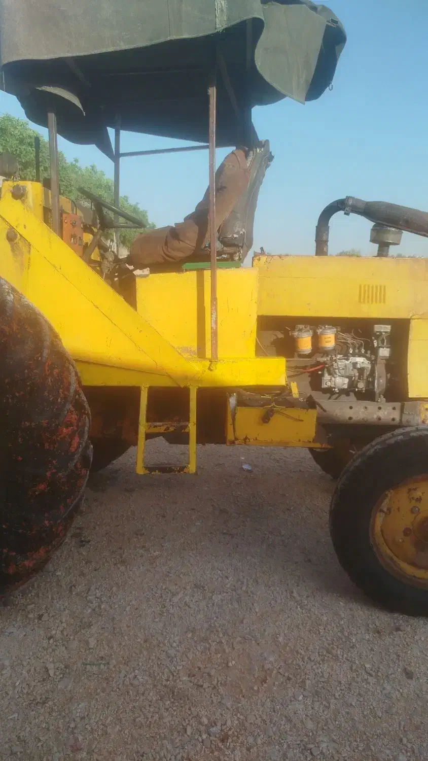 فروش یک دستگاه تراکتور رومانی بیل جلو|ماشین‌آلات صنعتی|سیدان, |دیوار