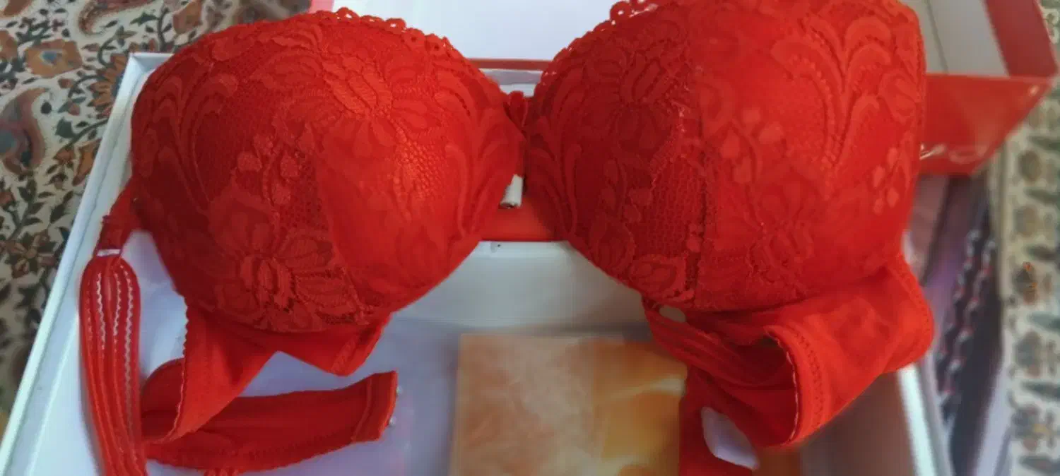 سوتین کوچک کننده|لباس|قوچان, |دیوار