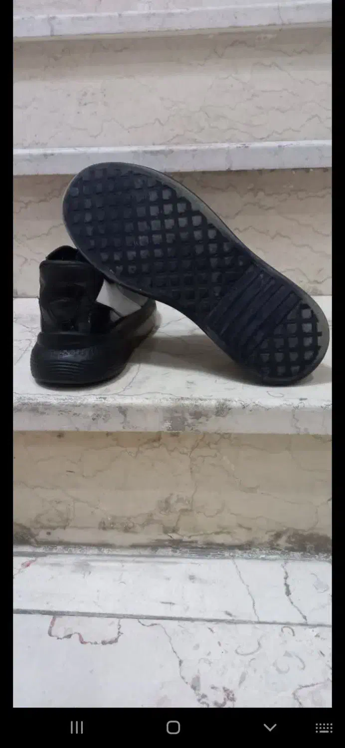 کفش اسپورت|کیف، کفش، کمربند|رباط‌کریم, رباط‌کریم|دیوار