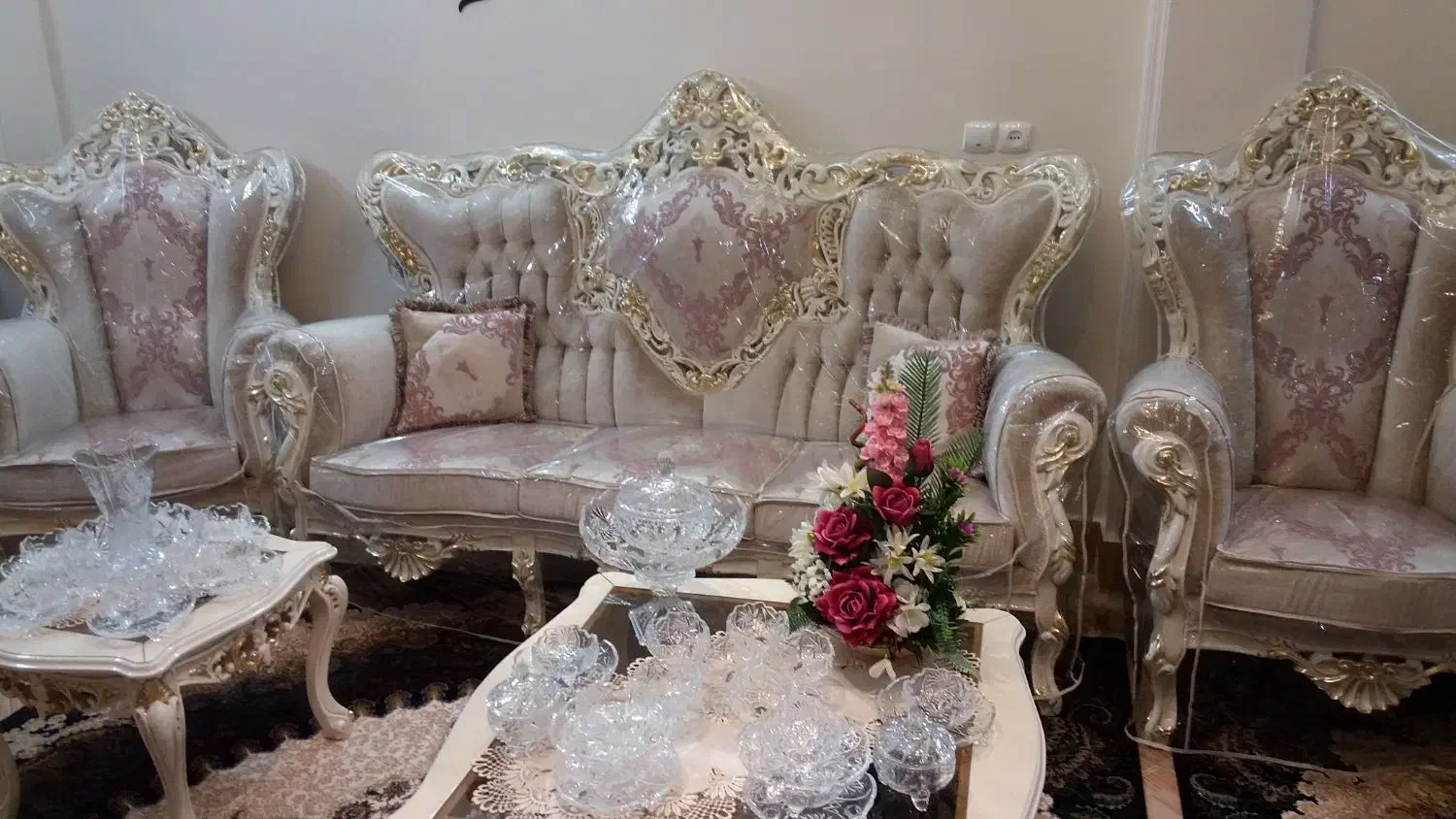 مبل 7 نفره سلطنتی|مبلمان خانگی و میز عسلی|ابریشم, |دیوار