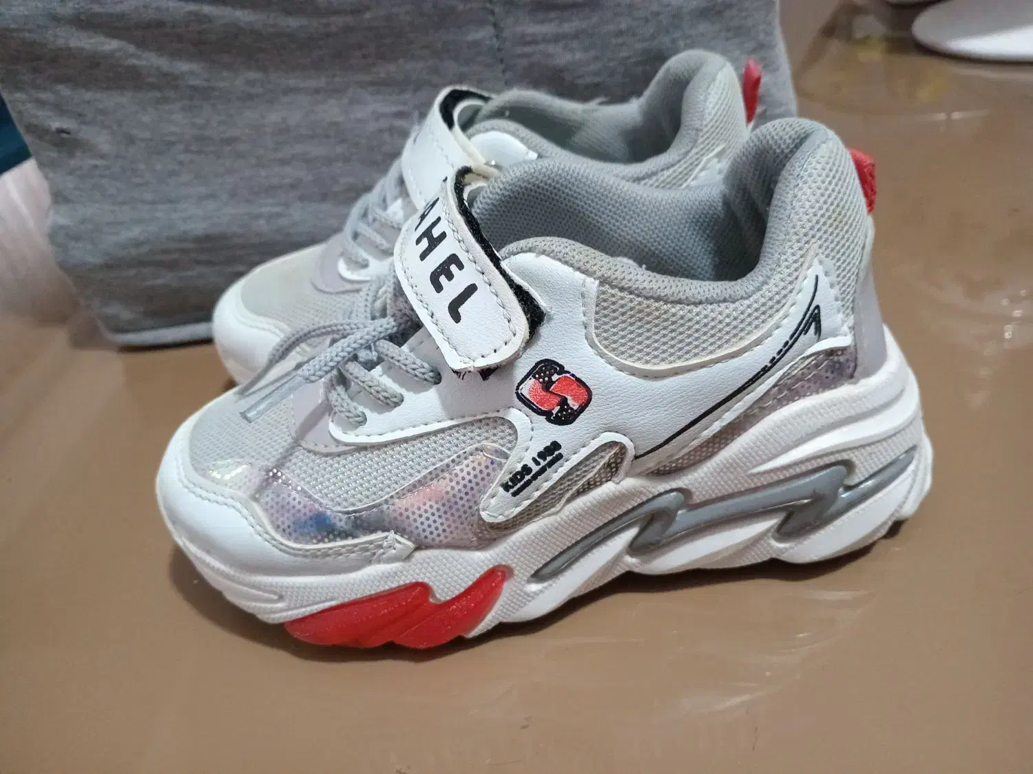 کتونی و لباسهای بچه همه در حد نو|کفش و لباس بچه|رشت, کوی غلام نیا|دیوار