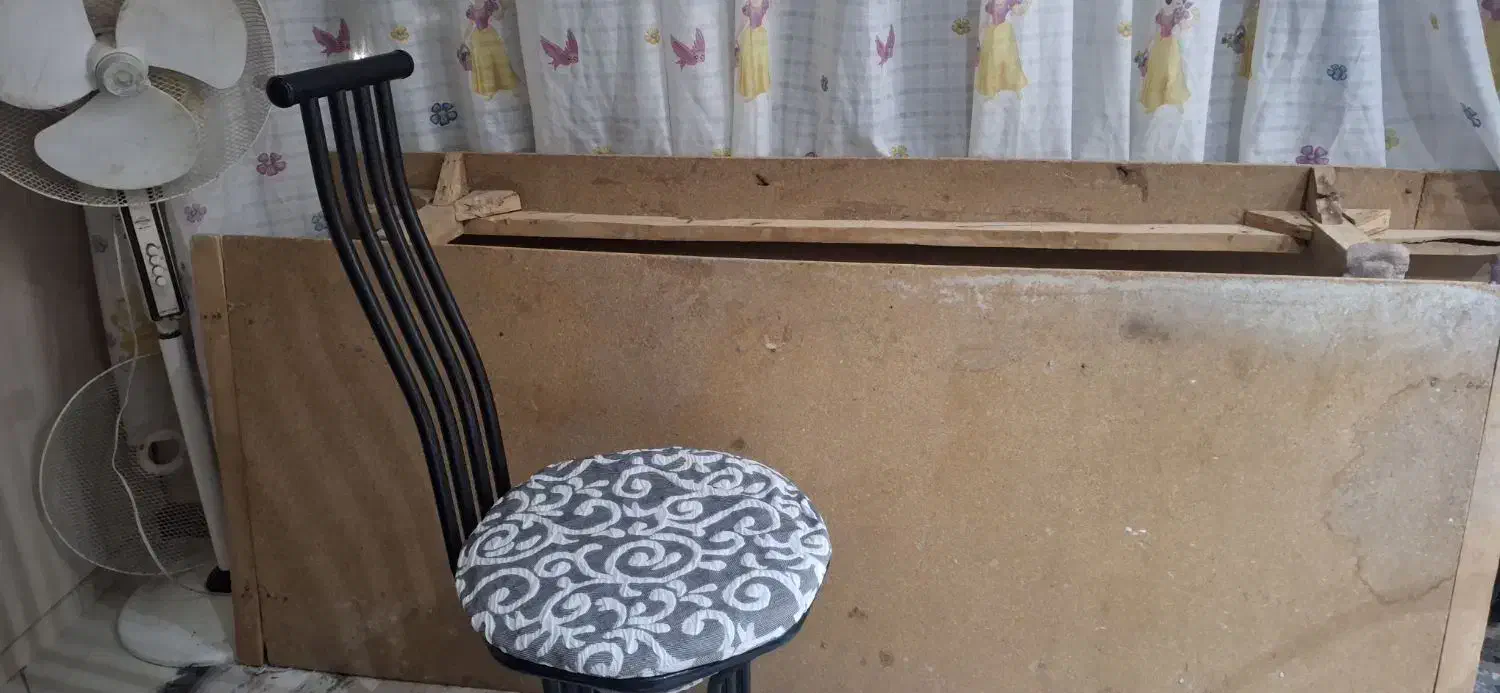 کفی تخت چوبی و صندلی و پنکه|تخت و سرویس خواب|نیشابور, پاستور|دیوار