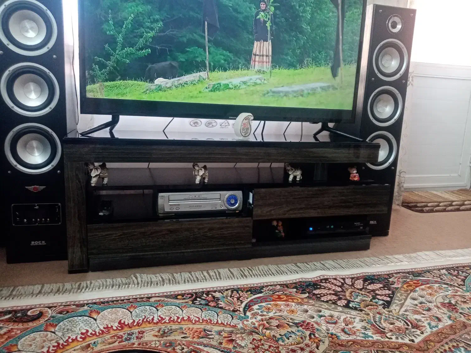 میز ال ای دی.|میز تلویزیون|شاهینشهر, سعدی جنوبی|دیوار