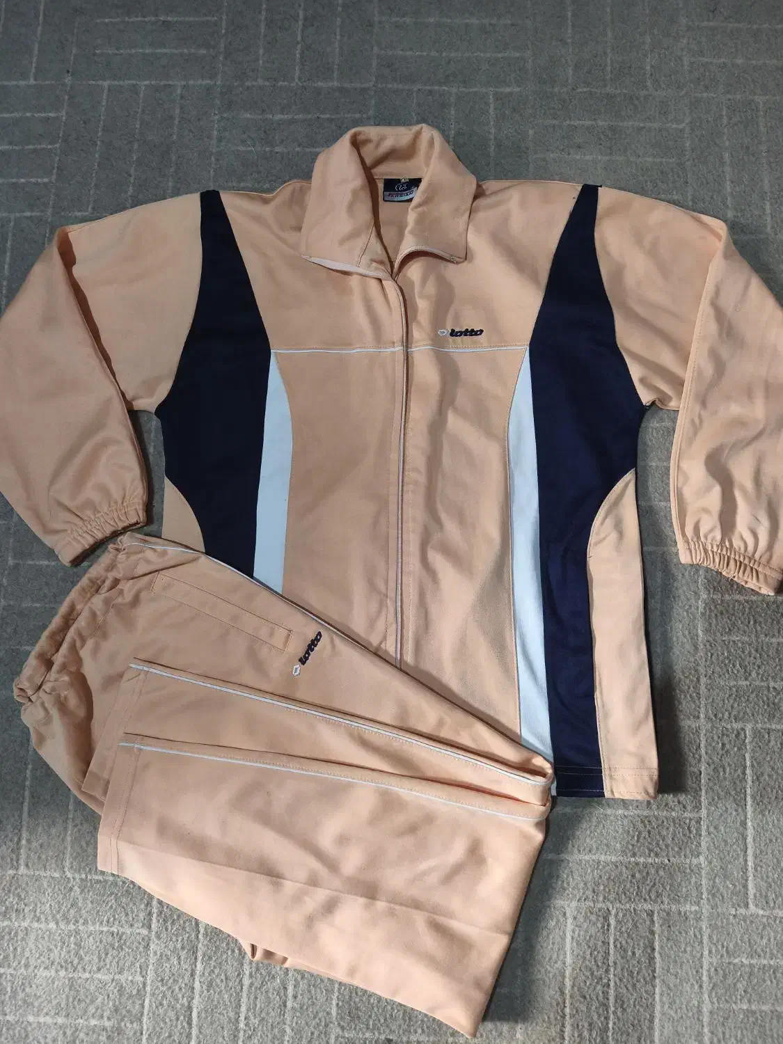 لباس ورزشی زنانه|لباس|میانه, |دیوار