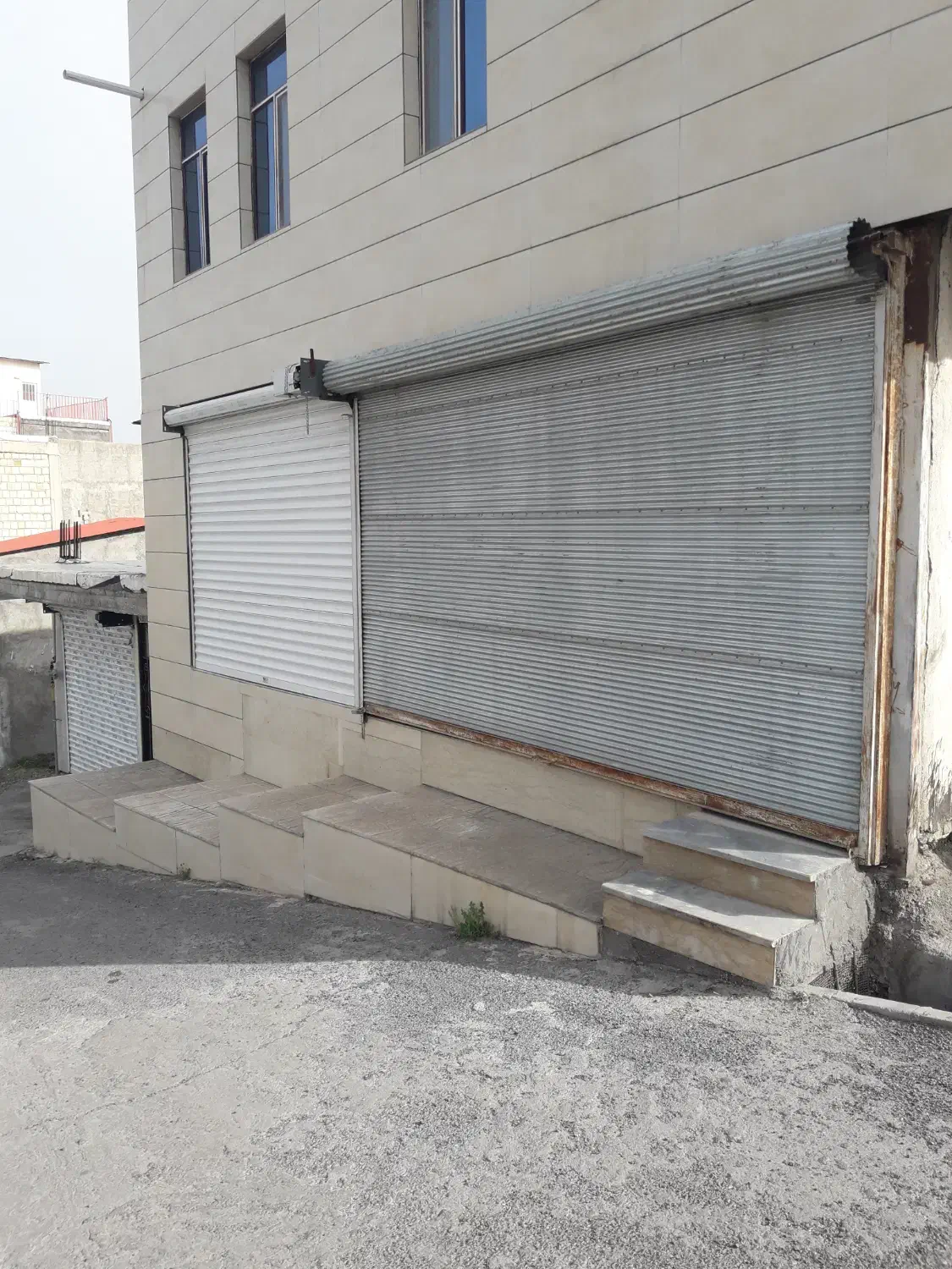 یک باب مغازه.|اجارهٔ مغازه و غرفه|میانه, |دیوار