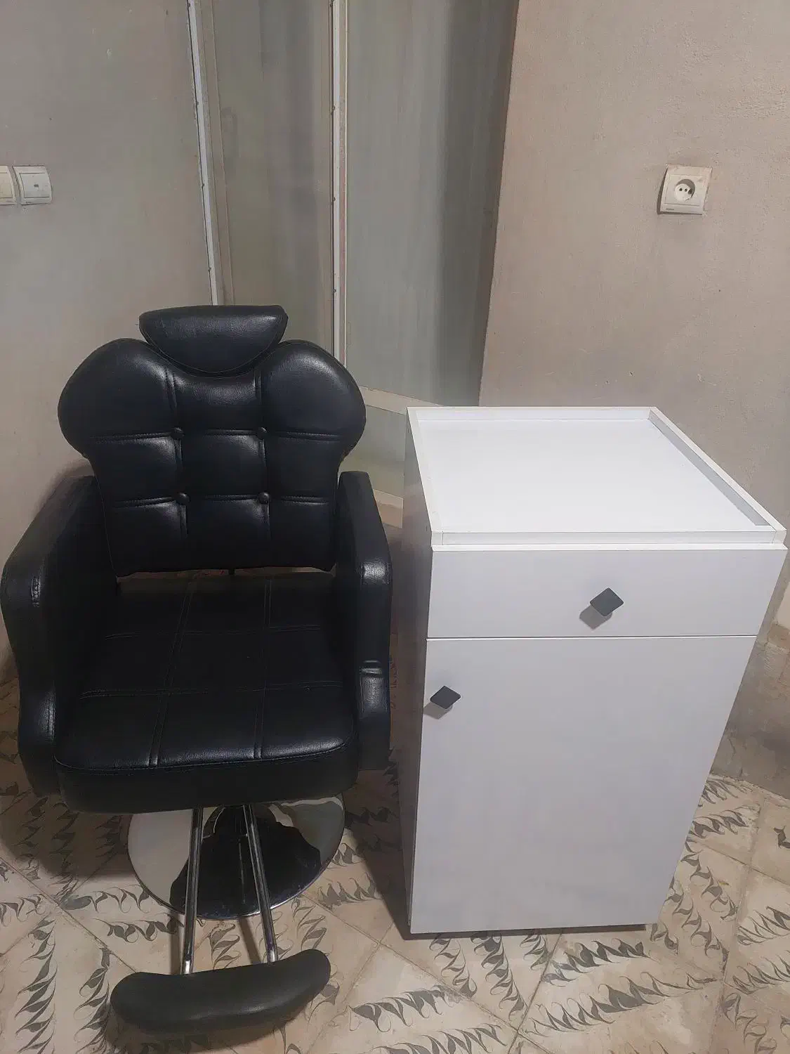 صندلی زیبایی به همراه کمد|آرایشگاه و سالن‌های زیبایی|گناباد, |دیوار