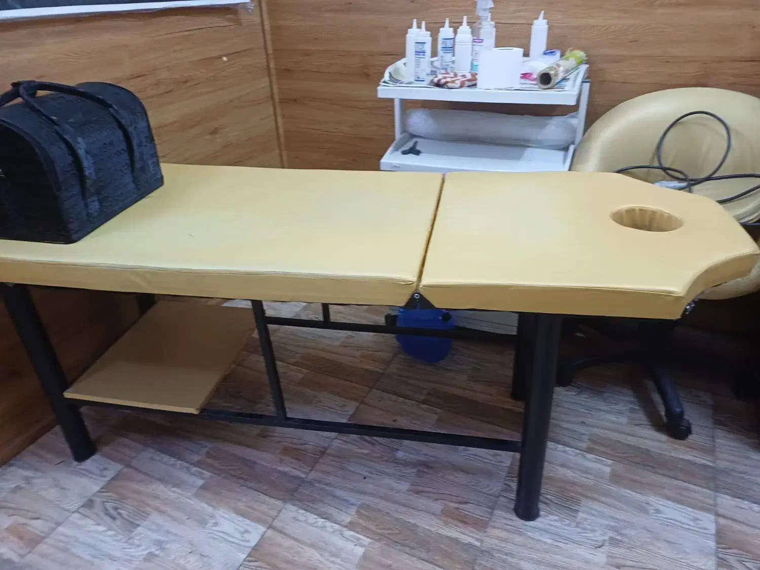 دوتا صندلی اصلاح و تخت ماساژ|آرایشگاه و سالنهای زیبایی|چهاردانگه (تهران), |دیوار