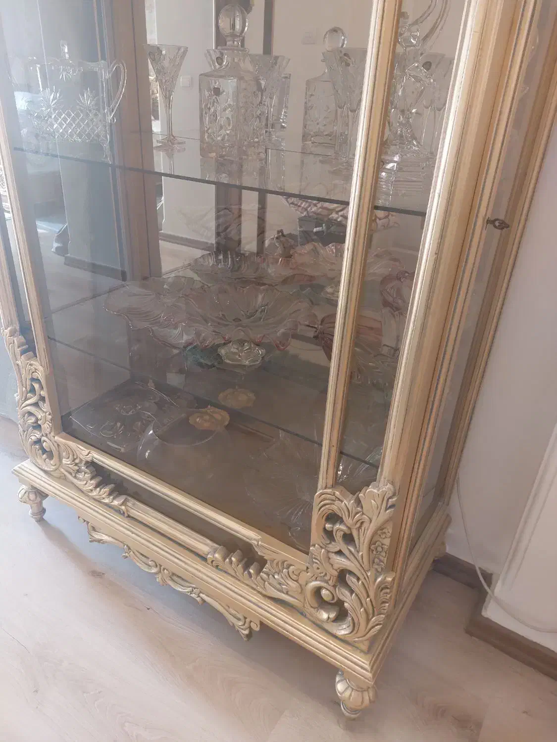 ویترین ورق طلا، تمیز و بدون ایراد|بوفه، ویترین، کنسول|تهران, سید خندان (جلفا)|دیوار