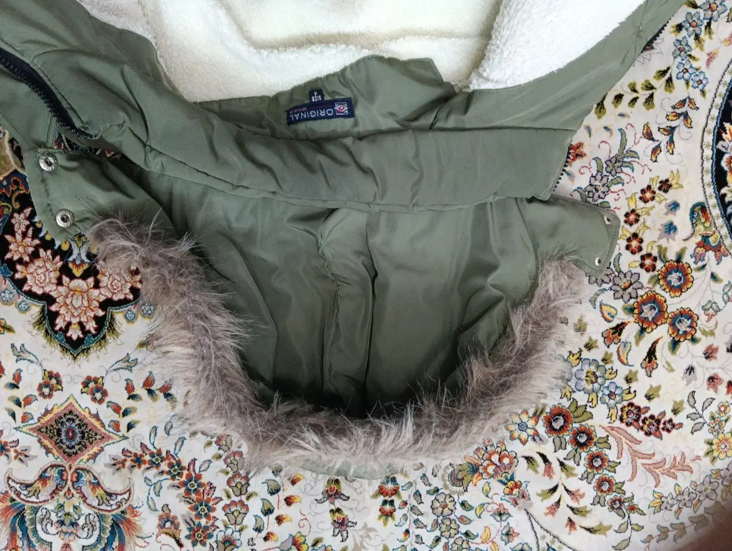 کاپشن|لباس|قم, دروازه کاشان|دیوار