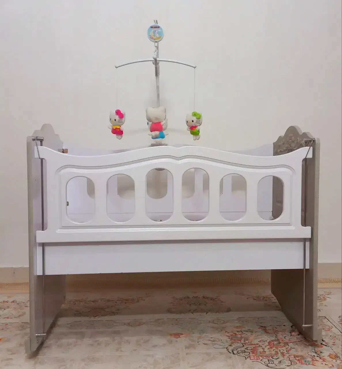 پالتودخترونه  کریر  گهواره کنارمادر  آویز موزیکال|اسباب و اثاث بچه|نیشابور, هفده شهریور|دیوار