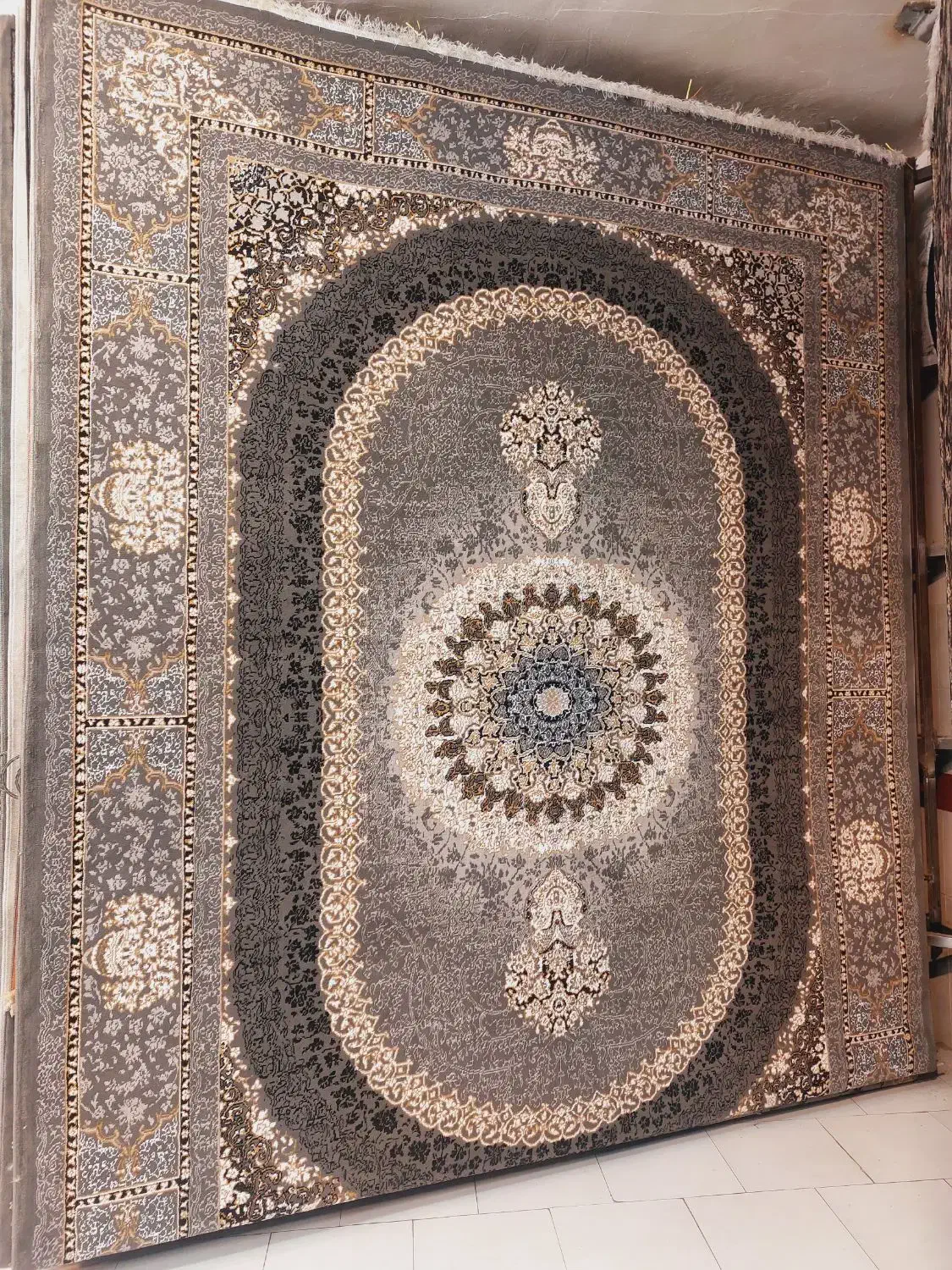 فرش۱۲متری نخ افشان مشگی طلا کوب ۸/۵۰۰ ت|فرش|مشهد, سیلو|دیوار