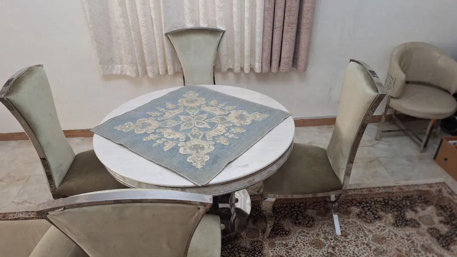 میز نهارخوری چهار نفره|میز و صندلی غذاخوری|پرند, فاز ۱|دیوار