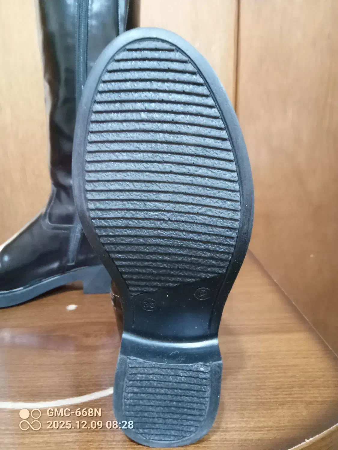 بوت بلند زنانه|کیف، کفش، کمربند|صدرا-فارس, فاز ۲|دیوار