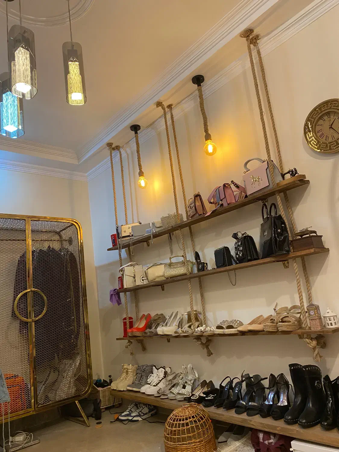 طبقات چوبی به همراه کناف ولوستر ولامپ ها|کتابخانه، شلف، قفسههای دیواری|تهران, جردن|دیوار