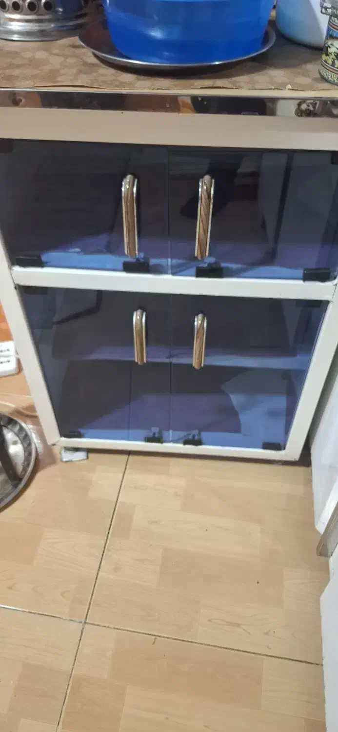 کابینت فلزی در شیشه ای|مبلمان خانگی و میز عسلی|بوکان, |دیوار