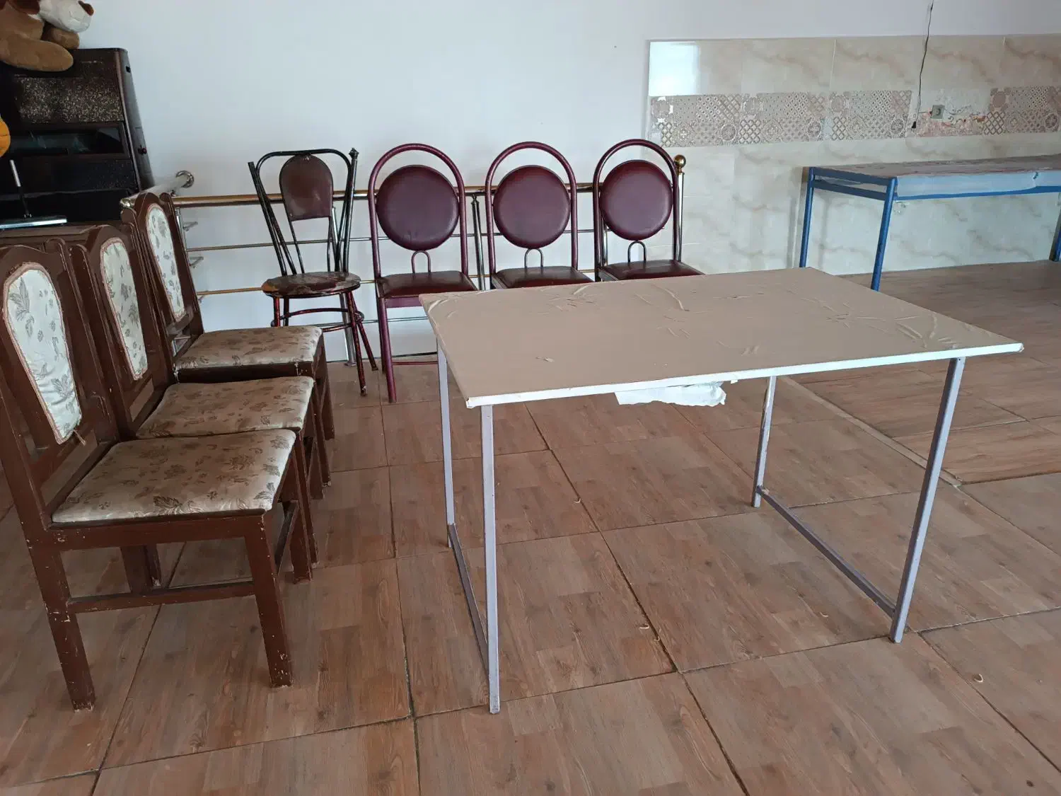 چند عدد صندلی نیاز به جوش|میز و صندلی غذاخوری|باسمنج, |دیوار