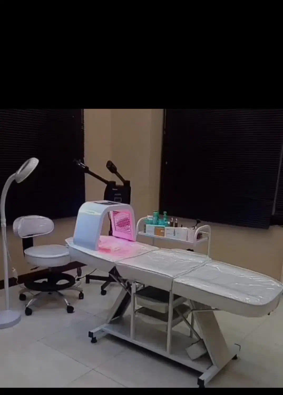 فروش تخت و صندلی|آرایشگاه و سالن‌های زیبایی|فولادشهر, A4|دیوار