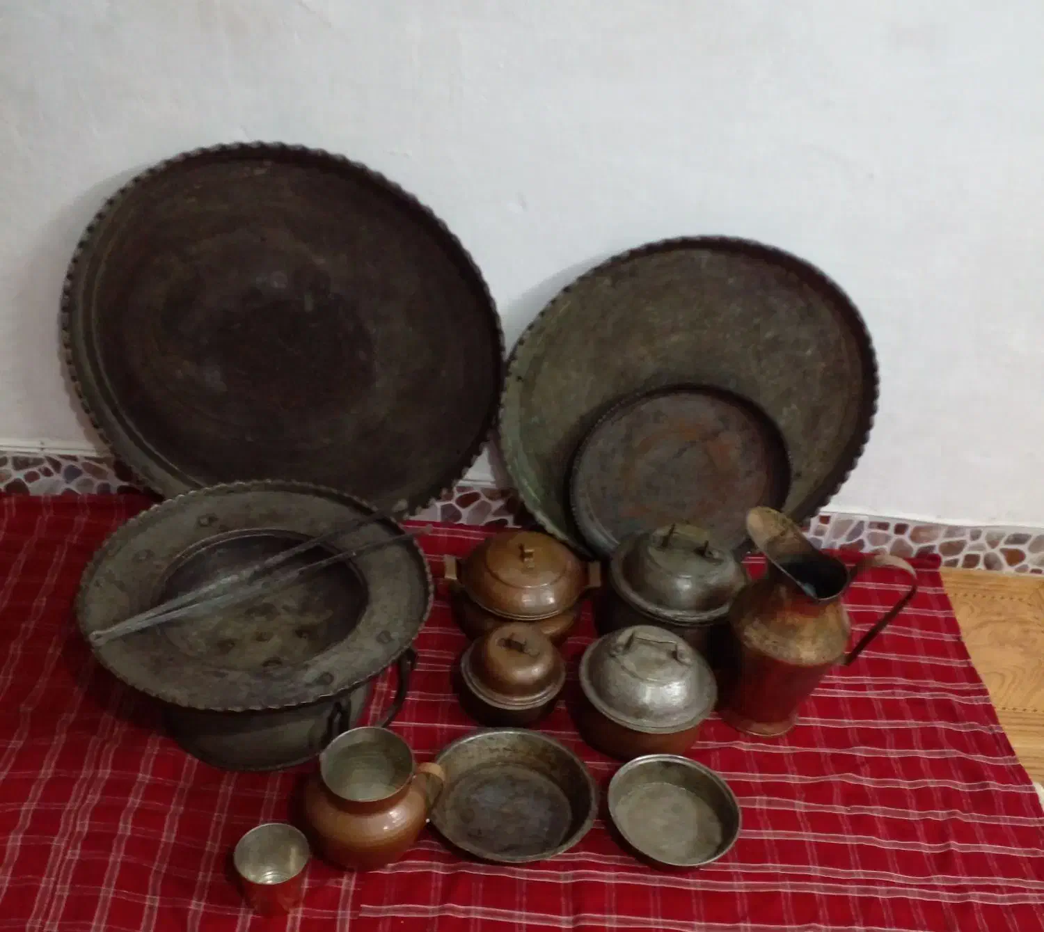 ظروف مسی آنتیک|کلکسیون اشیاء عتیقه|املش, |دیوار