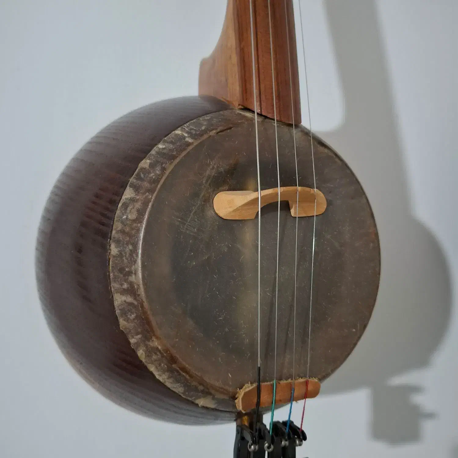 کمانچه با مهر بنیادی|سازهای سنتی|رشت, یخسازی|دیوار