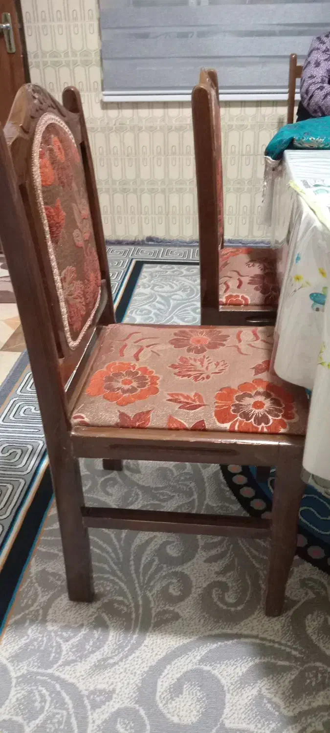 صندلی چوبی با پارچه مبلی گل برجسته|میز و صندلی غذاخوری|کازرون, |دیوار