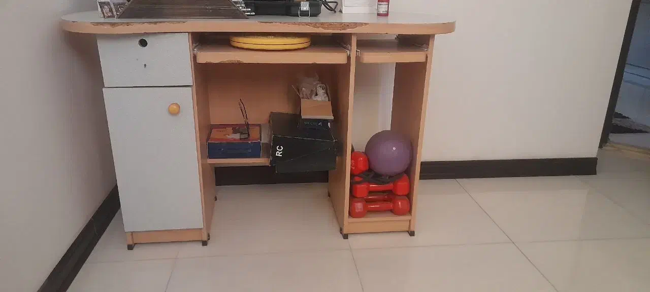 میز کامپیوتر سالم و خوب|میز تحریر و کامپیوتر|کاشان, فاز ۱ ناجی آباد|دیوار