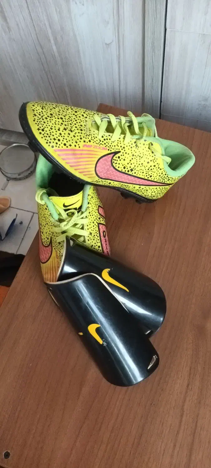 یک جفت استوک فوتبال ویک جفت قلم بند نو|تجهیزات ورزشی|محمدشهر, همایون ویلا|دیوار