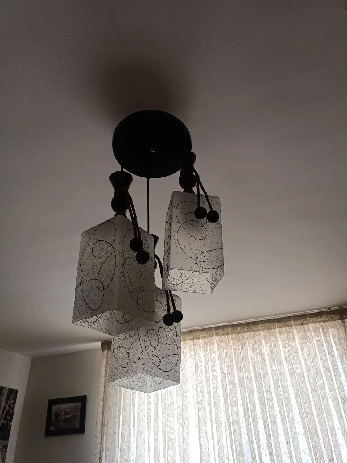 لوستر سه شاخه|لوستر و چراغ آویز|اصفهان, خواجه عمید|دیوار