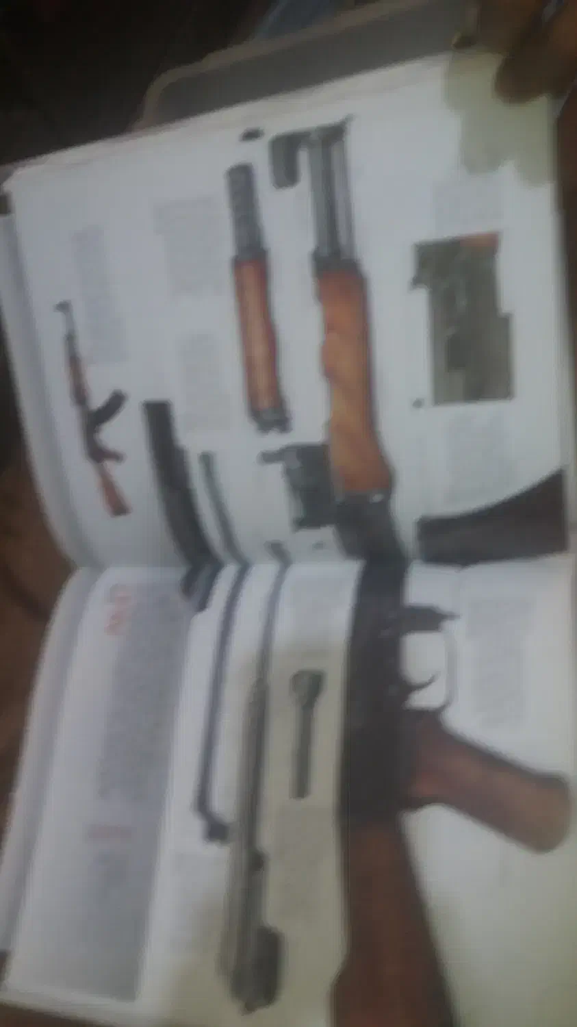 حافظ و دایره المعارف سلاح ها|کتاب و مجله تاریخی|شاهینشهر, شهرک ردانی پور|دیوار