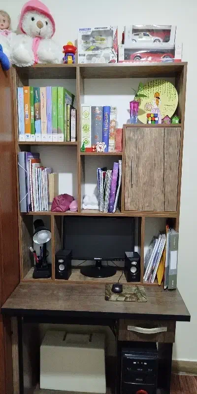 میز و کتابخونه بسیار تمیز بدون ذره ای خرابی|کتابخانه، شلف، قفسه‌های دیواری|پاکدشت, پاکدشت (مامازند)|دیوار