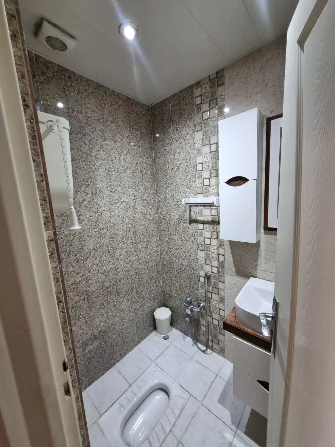 ۷۵متر ۲خواب. فول امکانات  غرق نور فردوس غرب