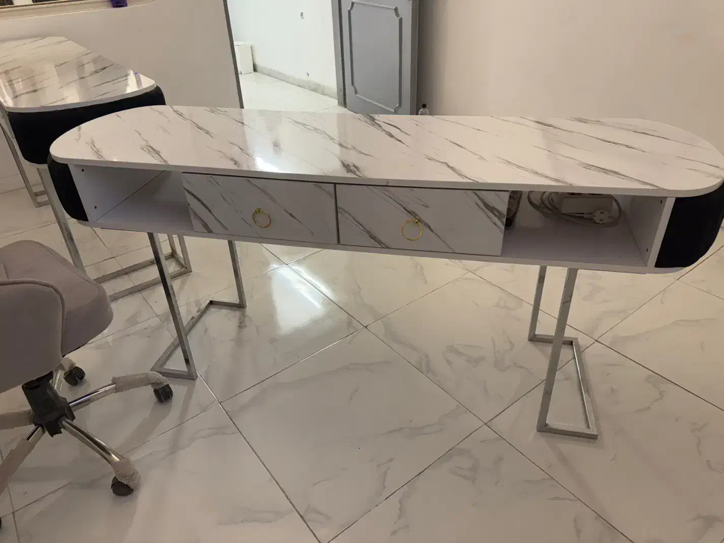 دو تا میز ناخن و یک شلف|آرایشگاه و سالنهای زیبایی|قم, سالاریه|دیوار