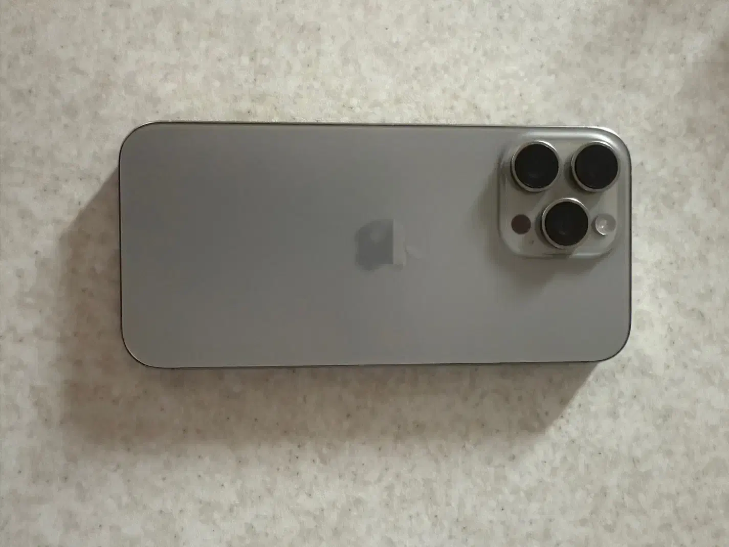 ایفون ۱۶ مکس ۲۵۶ در حد۱۳۳با شارژ zaa|موبایل|اصفهان, برازنده|دیوار