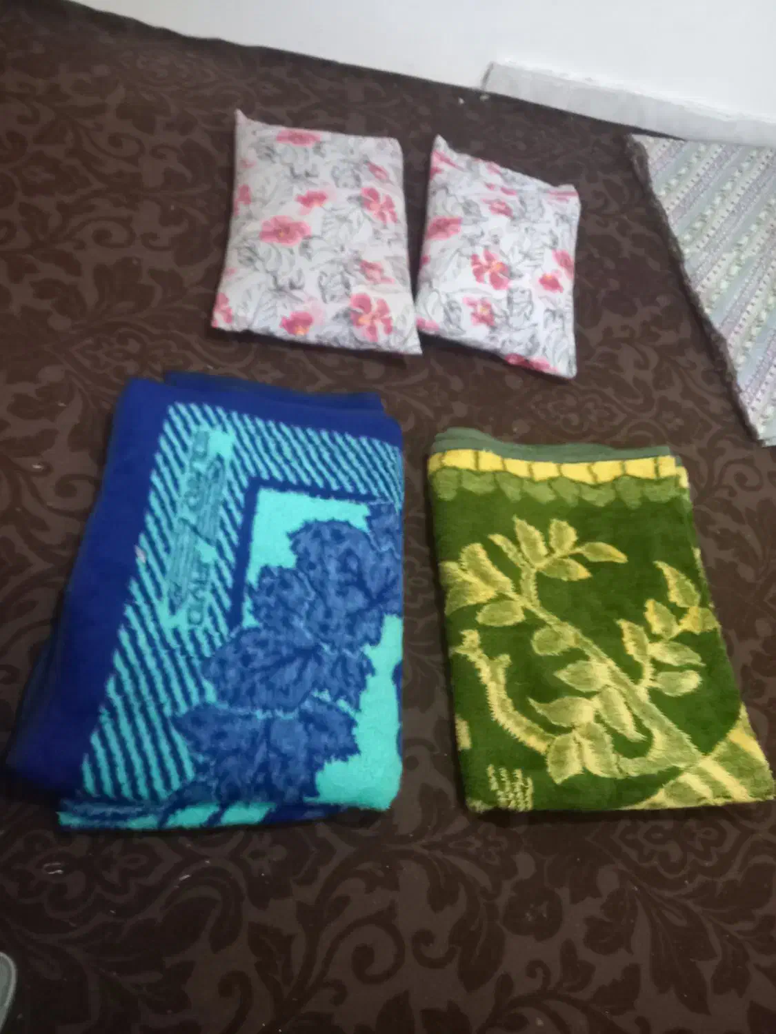 ۲عددپتو تک نفره و۲عدد بالش وروبالشی|رختخواب، بالش، پتو|لاهیجان, گلستان|دیوار