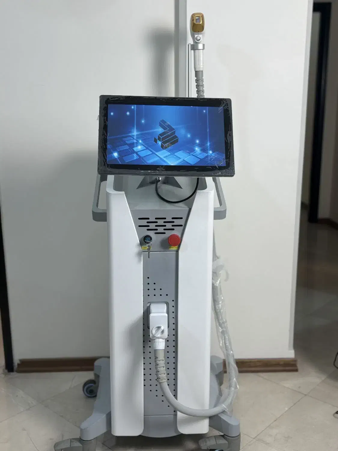 دستگاه لیزر رادوپلاس پرو دست دو|آرایشی، بهداشتی، درمانی|ری, علایین|دیوار