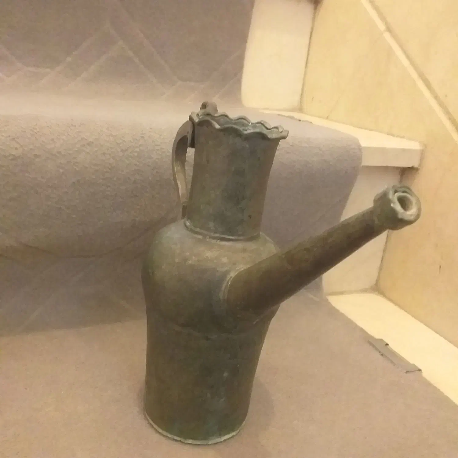 آفتابه مسی قدیمی|کلکسیون اشیاء عتیقه|قم, لسانی|دیوار