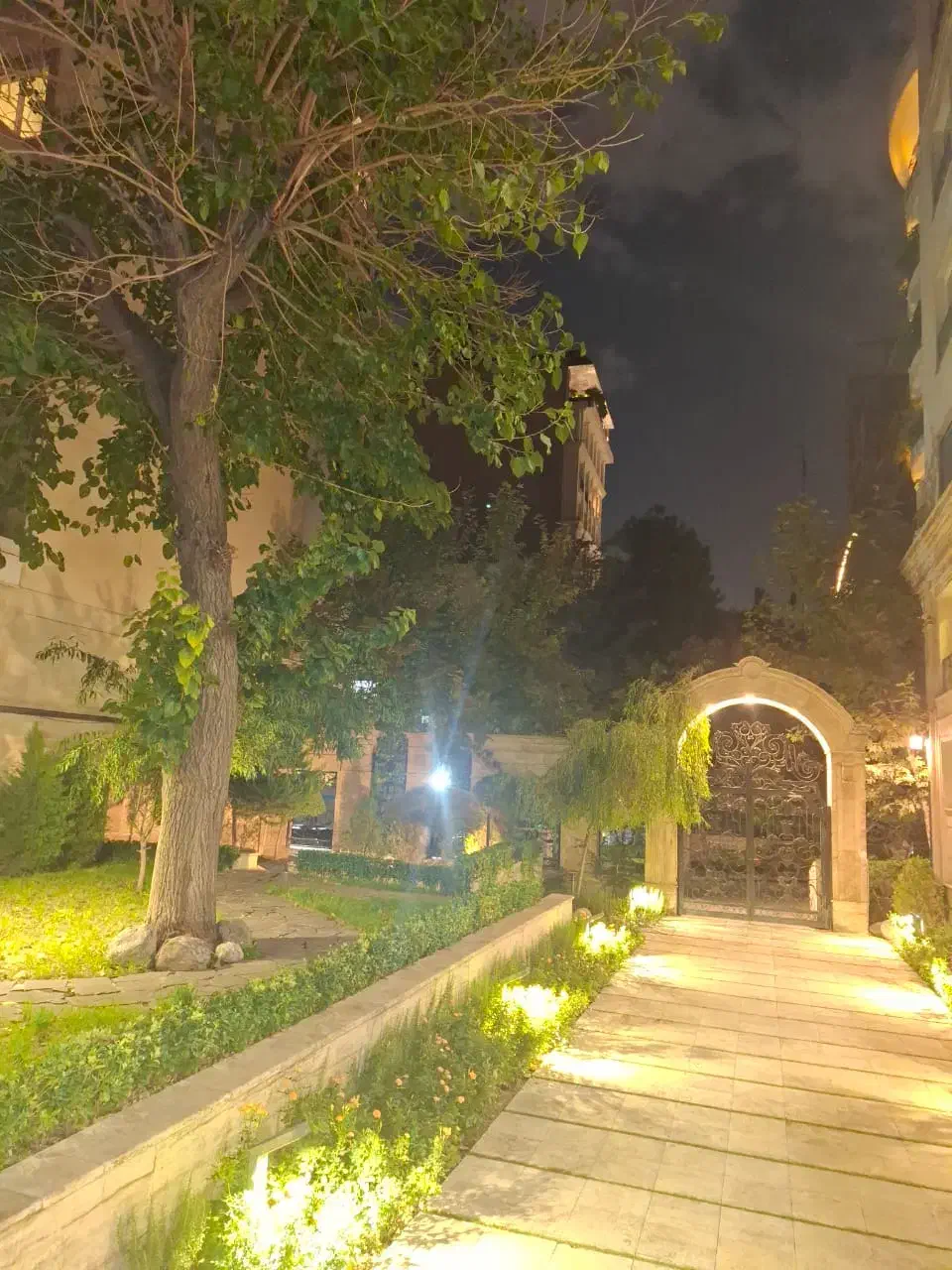 ۲۵۰متر مستغلات ۲۰۰متر حیاط دراختیار