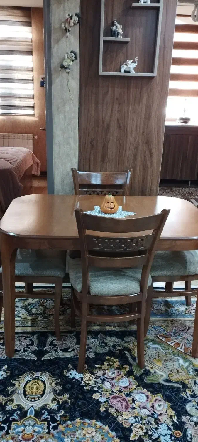 میز نهار خوری ومبل راحتی در حد نو|مبلمان خانگی و میز عسلی|ری, شهید غیوری (ابن باویه)|دیوار