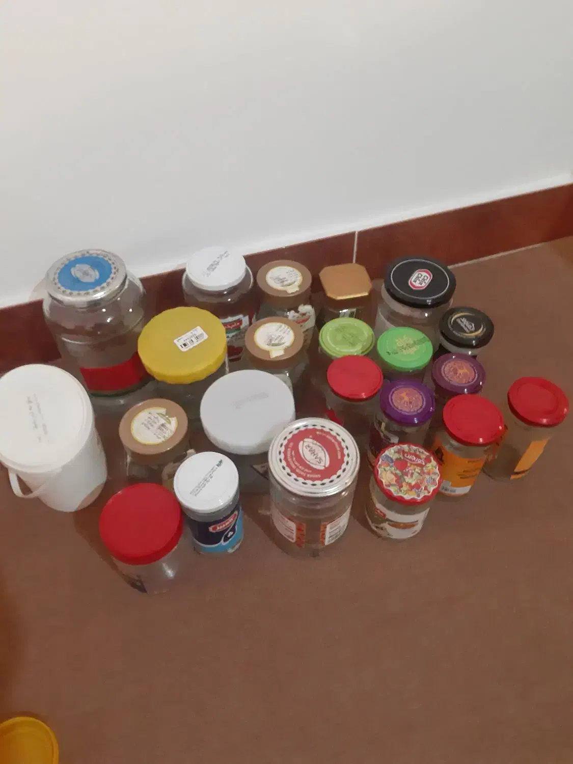 تعدادی شیشه خالی|ظروف نگهدارنده، پلاستیکی، یک‌بارمصرف|لنگرود, |دیوار