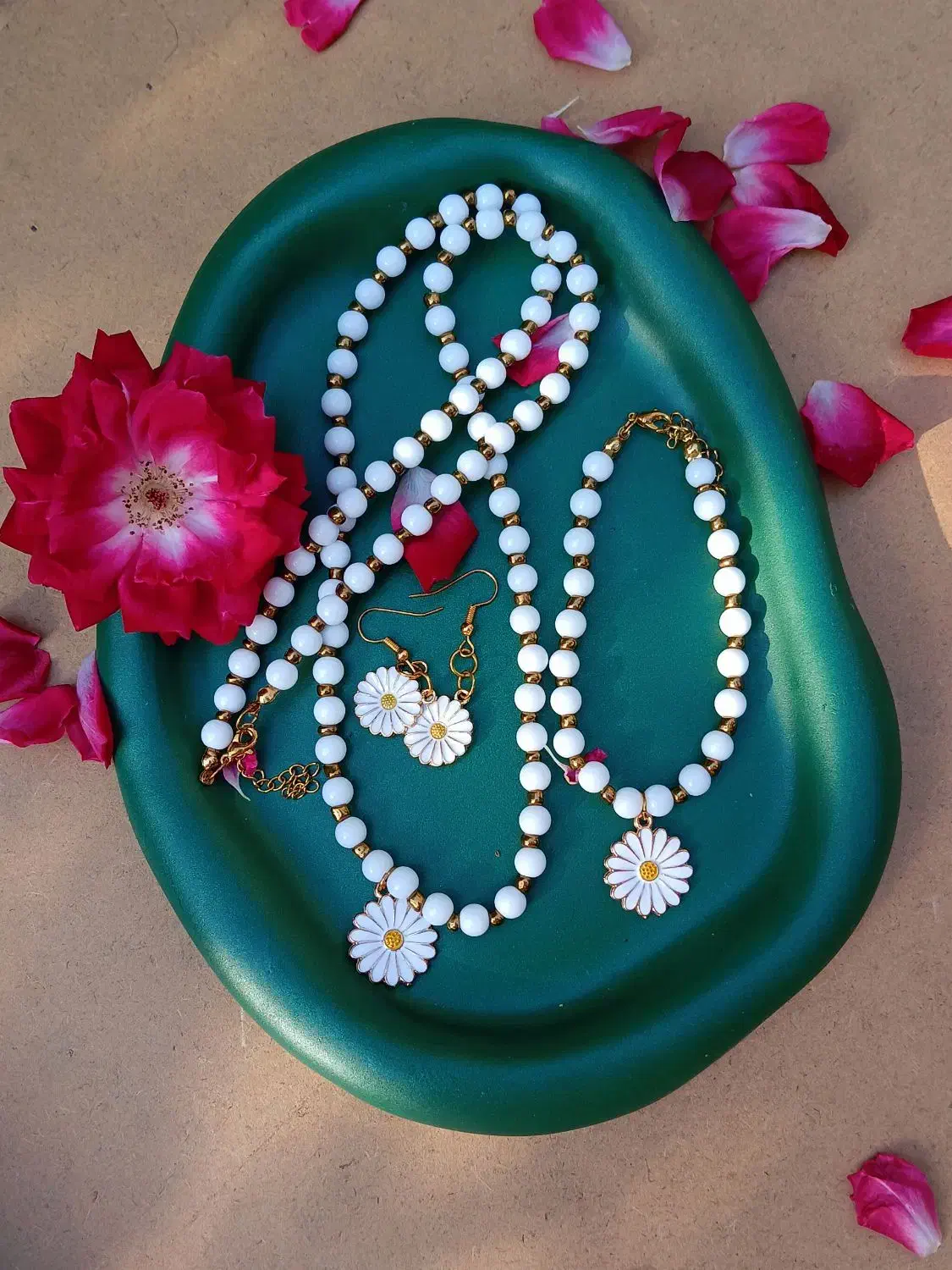 ست گردنبند و دستبند بابونه|بدلیجات|لاهیجان, شیشه گران|دیوار