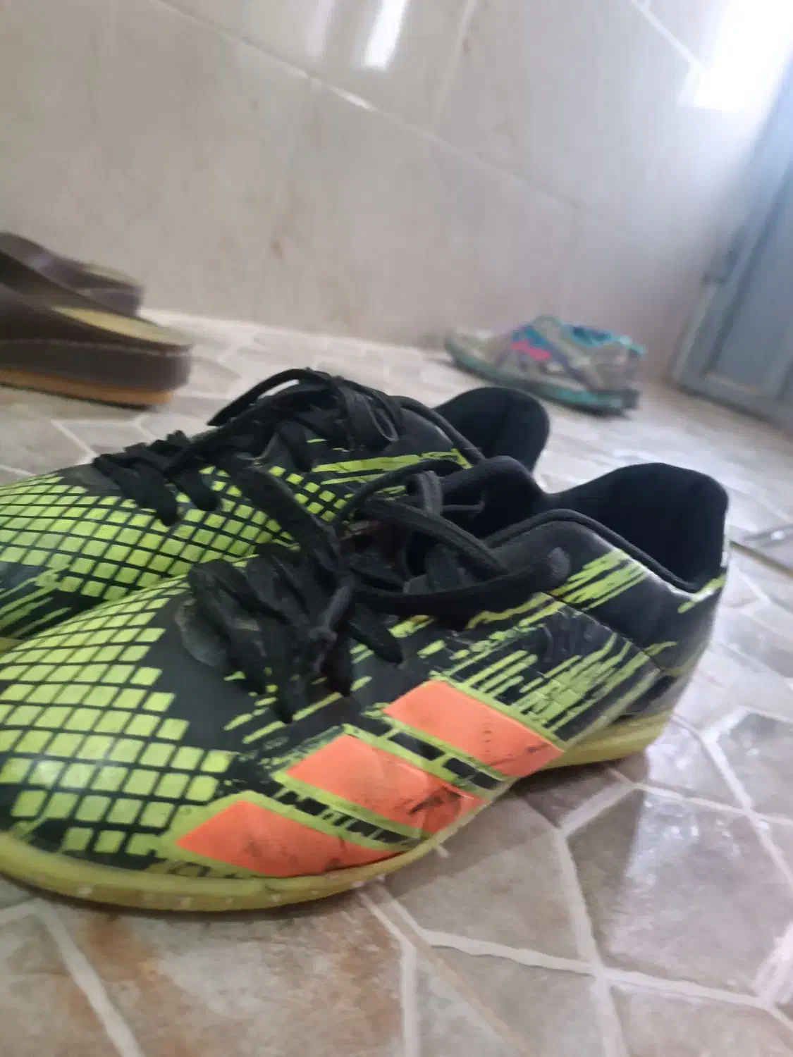 کفش فوتبالی|تجهیزات ورزشی|اقبالیه, |دیوار