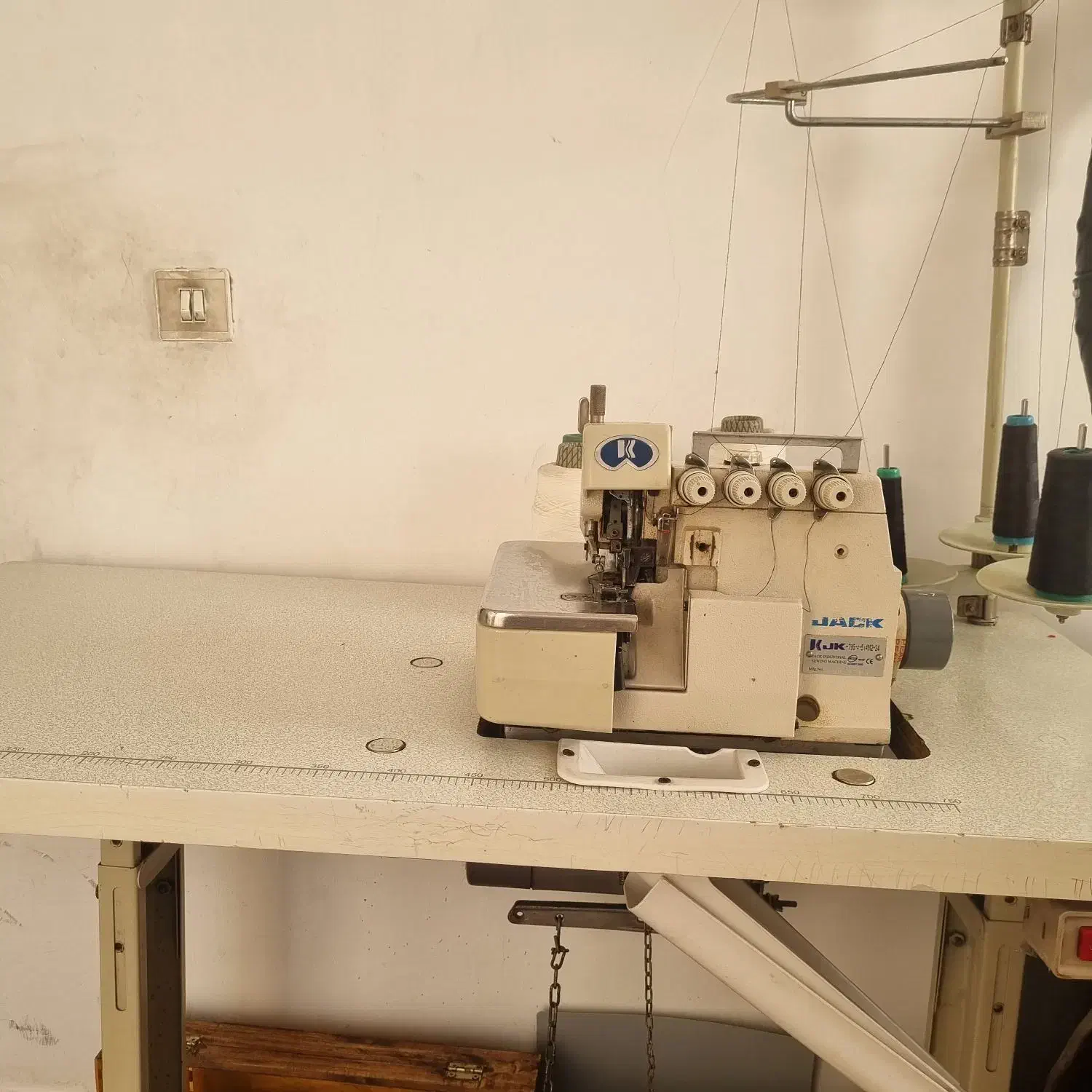 سردوز ۴ نخ صنعتی جک|چرخ خیاطی و ریسندگی|بومهن, |دیوار