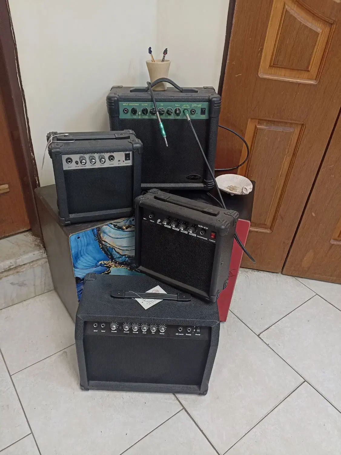 انواع ساز الات موسیقی|گیتار، بیس، امپلیفایر|کاشان, میدان کهنه|دیوار